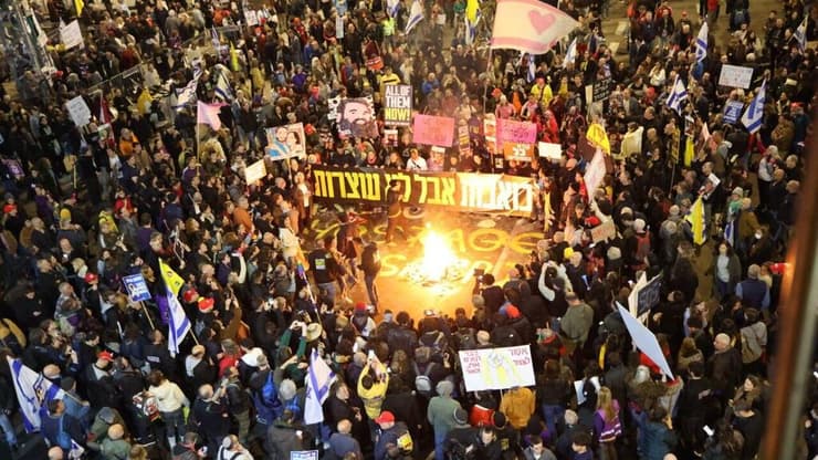 מחאה למען החטופים בדרך בגין תל אביב