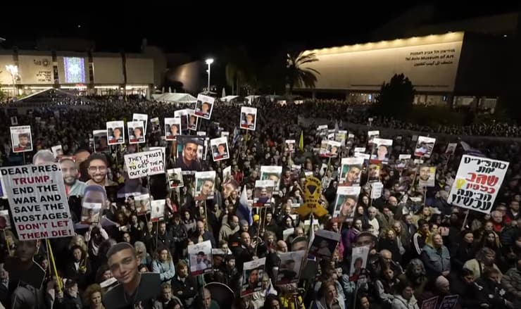 האלפים בכיכר החטופים, הערב (צילום: SATVIEW.TV ENG ISRAEL) עצרת בכיכר החטופים בתל אביב