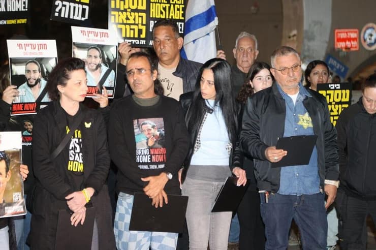 משפחות חטופים הערב מול שער בגין. "יש לדהור לסגור את שלב ב'" (צילום: מוטי קמחי ) הצהרה של משפחות חטופים בשער בגין, הקריה ת"א