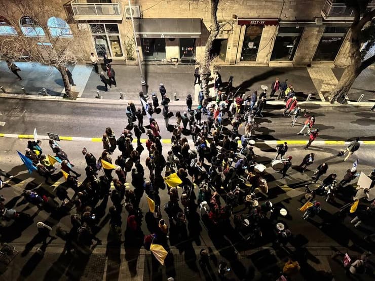 הצעדה ברחוב קינג ג'ורג' בירושלים, לכיוון כיכר פריז עשרות מפגינים למען החטופים צועדים ברחוב קינג ג’ורג’ בירושלים לכיוון כיכר פריז