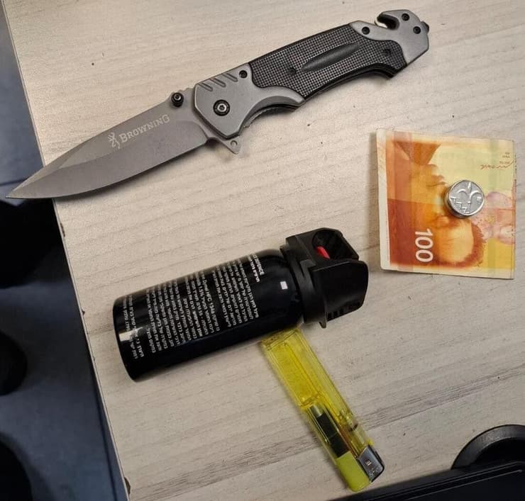 סכין וגז פלפל נתפסו אצל קטין שנעצר לאחר שתקף אישה וריסס אותה בגז פלפל ברח' דרך מנחם בגין בת"א