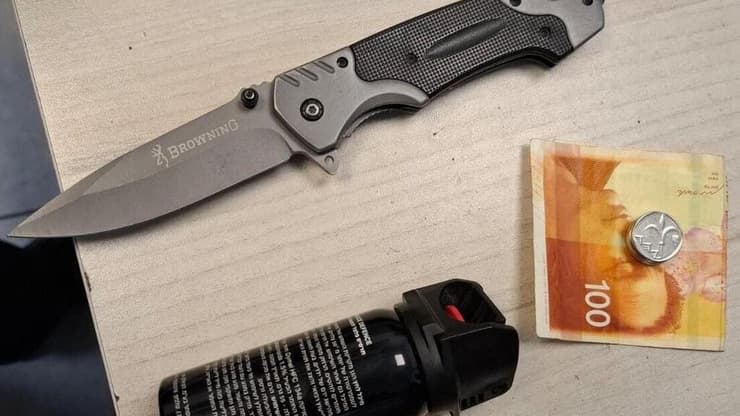 סכין וגז פלפל נתפסו אצל קטין שנעצר לאחר שתקף אישה וריסס אותה בגז פלפל ברח' דרך מנחם בגין בת"א