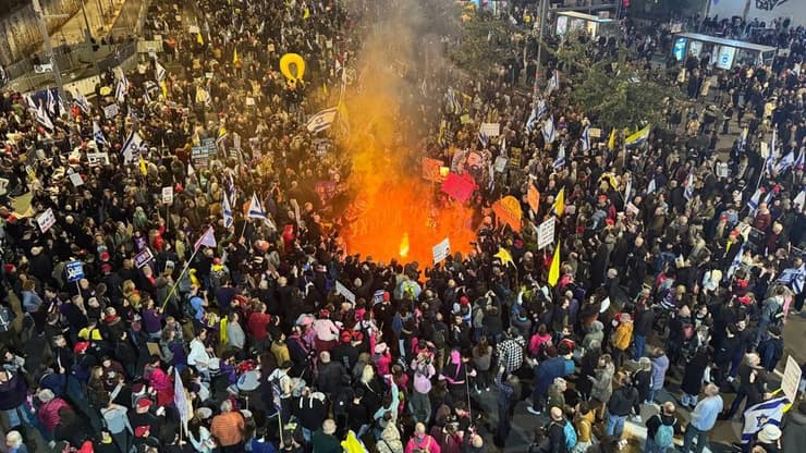 מחאה למען החטופים בדרך בגין תל אביב