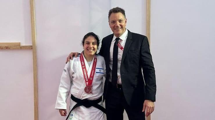 הג'ודאית ענבל שמש עם מאמן נבחרת הנשים שני הרשקו