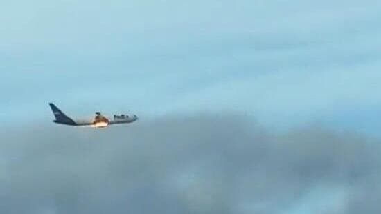 מטוס של FedEx בניו ג'רזי, שדה התעופה ניו ארק עלה באש  