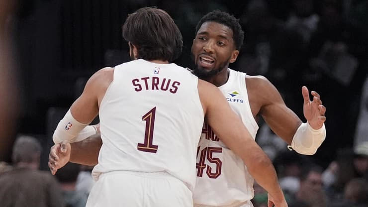 שחקן קליבלנד קאבלירס דונובן מיצ'ל עם מקס סטרוס