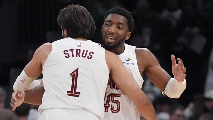 קאמבק ענק. דונובן מיצ'ל עם מקס סטרוס (AP Photo/Charles Krupa) שחקן קליבלנד קאבלירס דונובן מיצ'ל עם מקס סטרוס