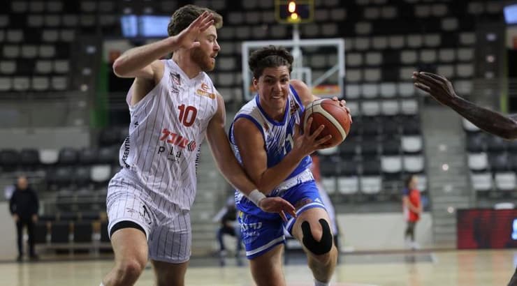 אדם אריאל חודר לסל