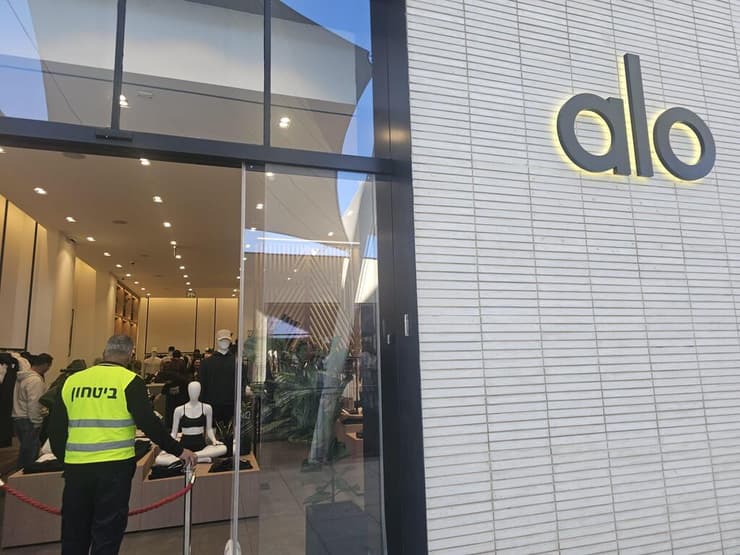 מאבטח בכניסה לחנות ALO. הגבילו כניסה בעקבות העומס
