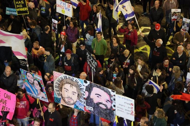 אלפים התאספו גם בדרך בגין בתל אביב (צילום: מוטי קמחי ) מחאה למען החטופים בדרך בגין תל אביב