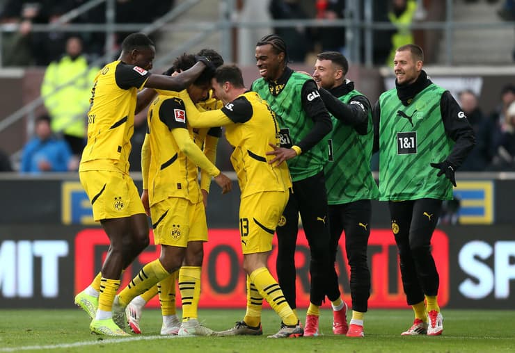 שתי פעולות נהדרות שלו עשו את ההבדל. שחקני דורטמונד חוגגים עם אדיימי