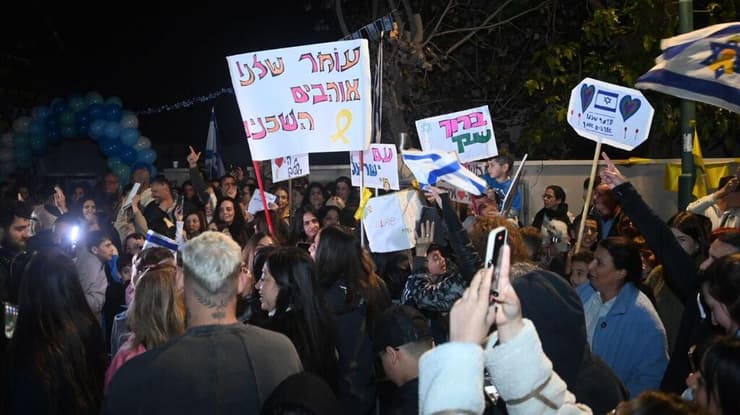 צילום: יאיר שגיא אזרחים ליד ביתו של עומר שם טוב חוגגים את שחרורו מביה"ח בילינסון והחזרה לביתו