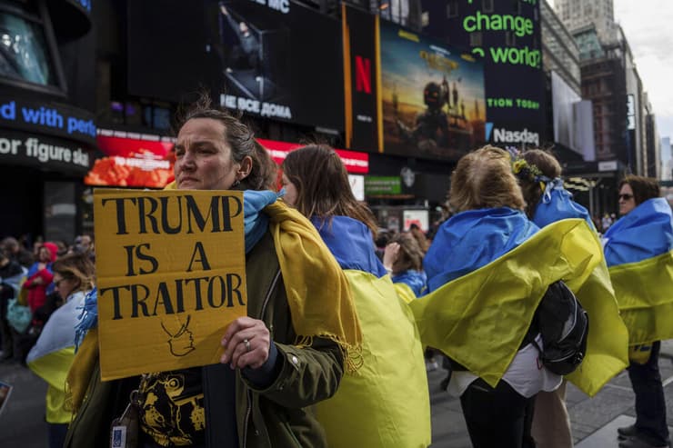 מפגינים למען אוקראינה ב טיימס סקוור ניו יורק ארה"ב אחרי עימות טראמפ זלנסקי