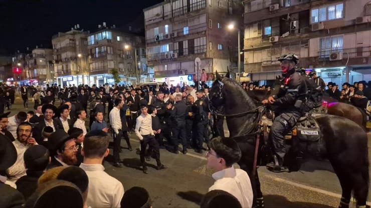 חרדים קיצוניים חוסמים את כביש 4 בעקבות מעצר של משתמט