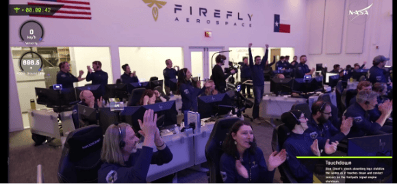 נחיתה מוצלחת. צהלות שמחה במרכז הבקרה של Firefly עם קבלת האישור על הנחיתה המוצלחת