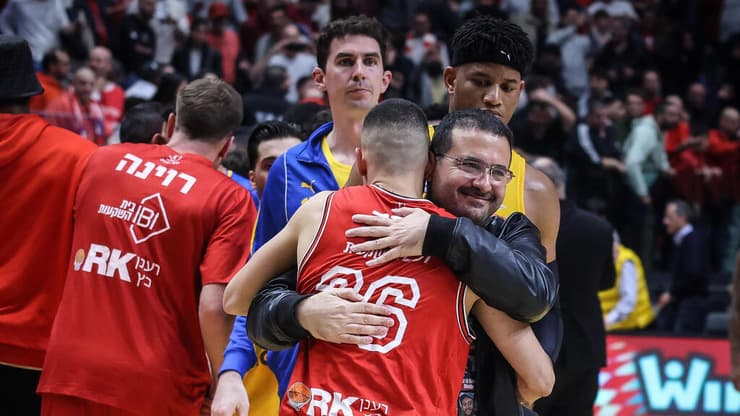 בעונה הבאה דרבי ביורוליג. ינאי חוגג עם מדר (צילום: עוז מועלם) שחקן הפועל ת"א ים מדר עם עופר ינאי