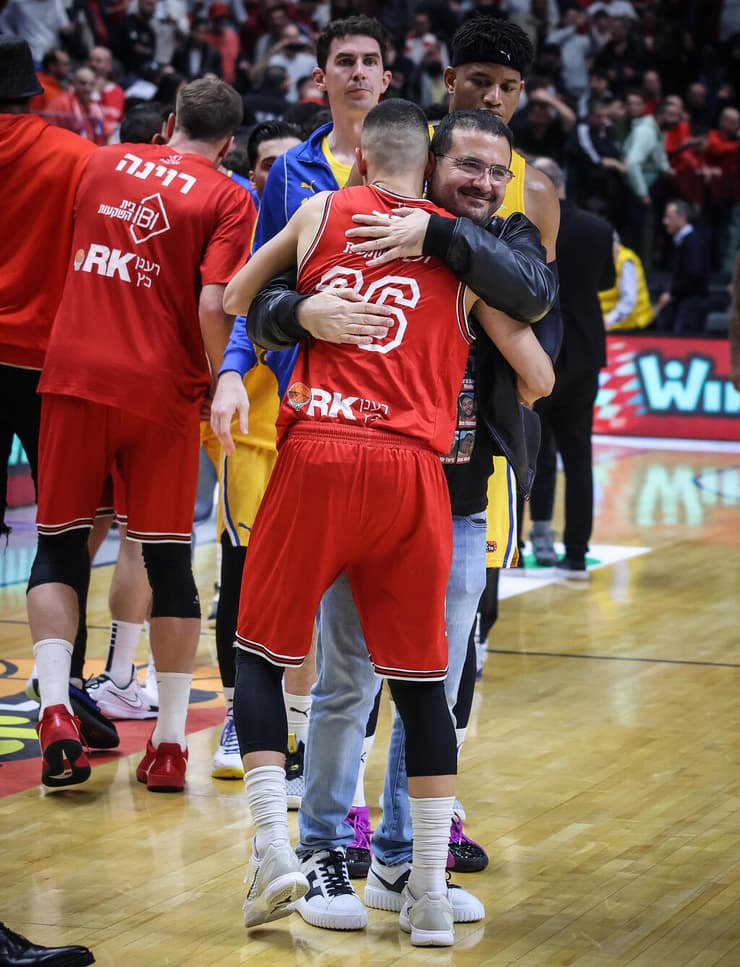 שחקן הפועל ת"א ים מדר עם עופר ינאי