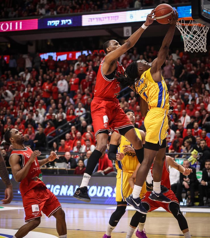 שחקן הפועל ת"א מרקוס בינגהאם חוסם את שחקן מכבי ת"א ג'ימי קלארק