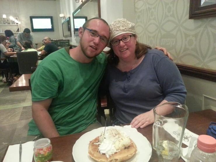 מרים הבר עם בנה זכריה ז"ל (ללא קרדיט) מרים הבר עם בנה זכריה ז"ל