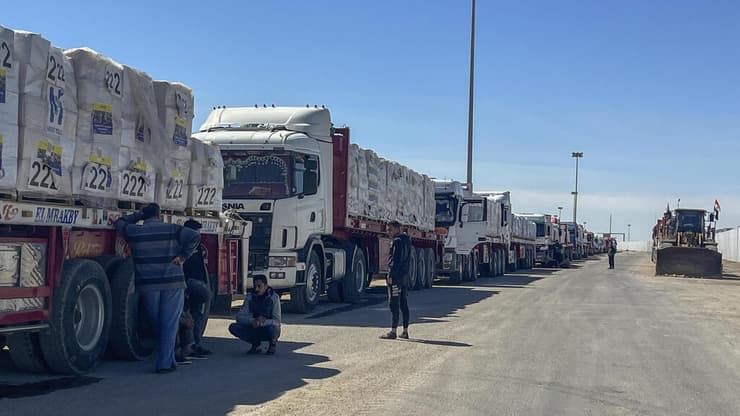 משאיות משאית סיוע תקועות ב מצרים ליד מעבר רפיח אחרי הפסקת הכנסת סיוע הומניטרי ל עזה