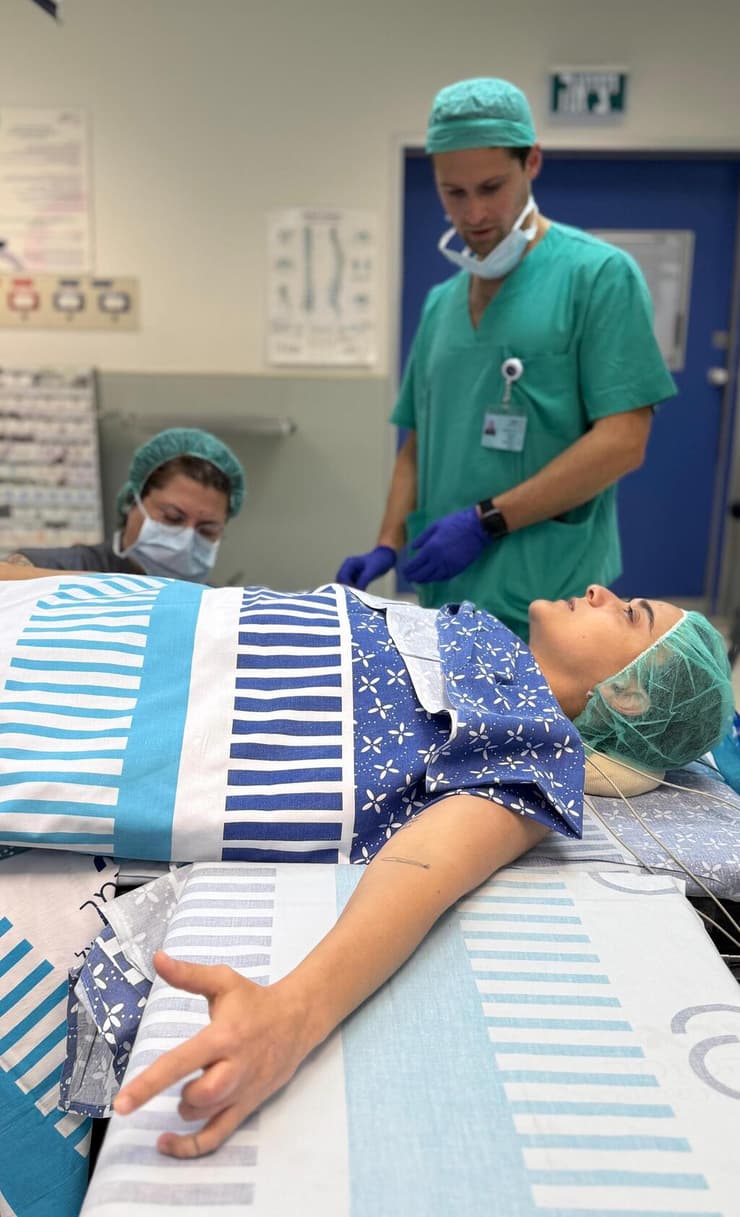 אמילי דמארי לפני כניסתה לניתוח ביד בבית חולים שיבא תל השומר