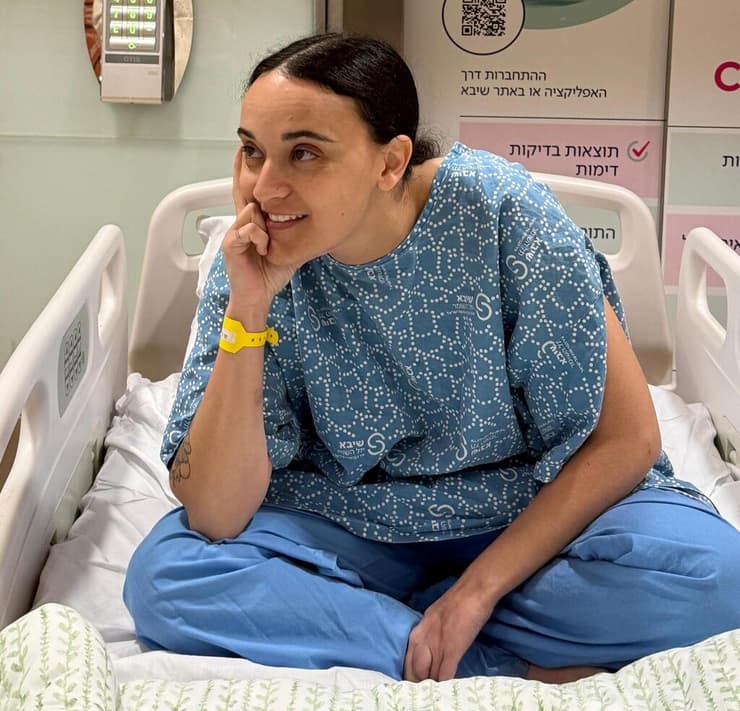 אמילי בבית החולים בישראל ( צילום: משפחת דמארי) אמילי דמארי לפני כניסתה לניתוח ביד בבית חולים שיבא תל השומר