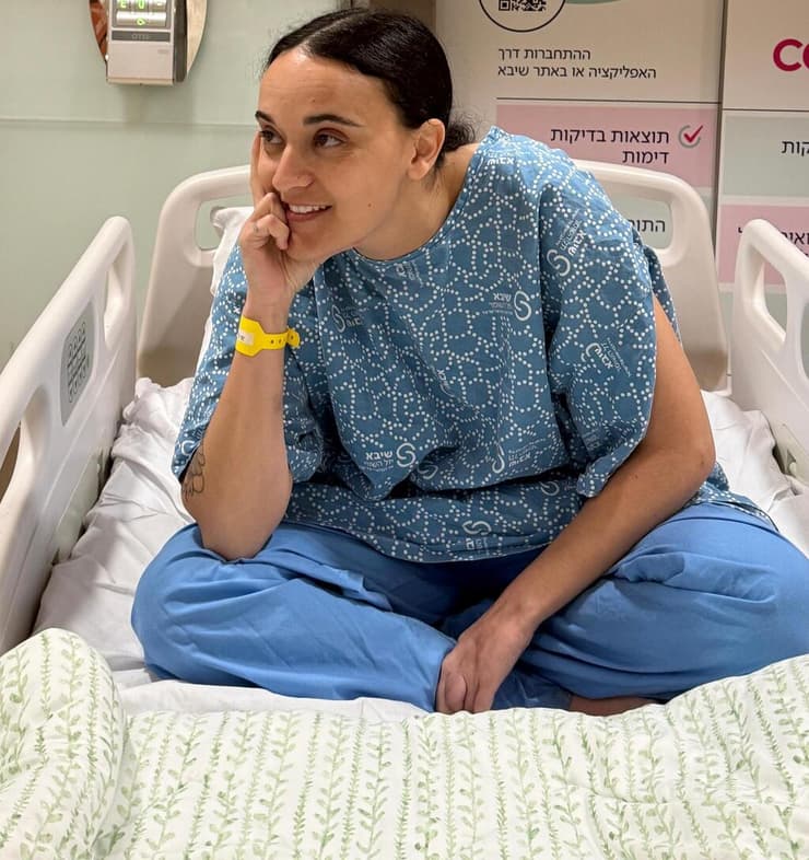 אמילי דמארי לפני כניסתה לניתוח ביד בבית חולים שיבא תל השומר
