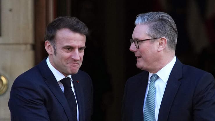 "חמאס הודה להם". נתניהו במתקפה על סטרמר ומקרון (צילום: Christophe Ena / POOL / AFP) מנהיגי בריטניה ו צרפת קיר סטרמר ו עמנואל מקרון