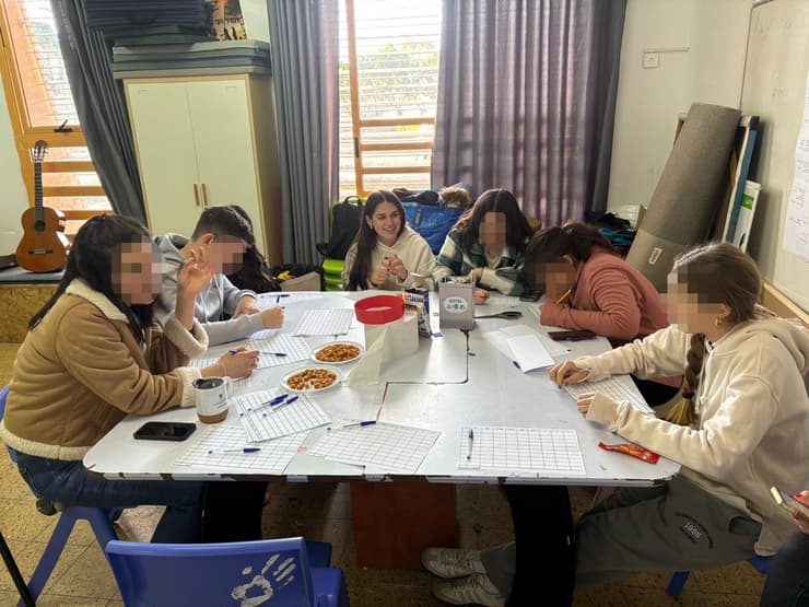 חניכי קריית שמונה המפונים בפעילות חברתית יחד בת שירות מעמותת "עמינדב". "אתגר לאומי מהמדרגה הראשונה"   