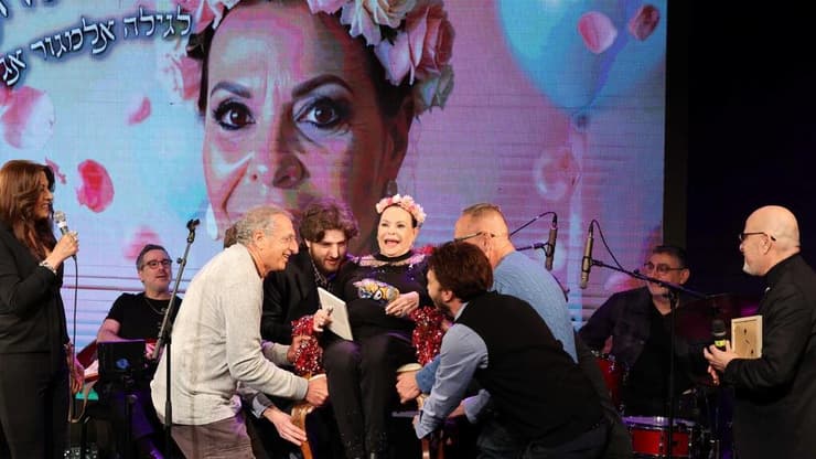 פעם אחת לכל עשור. מרימים את אלמגור על כיסא (צילום: איציק בירן) מתוך "מומולדת לגילה אלמגור"