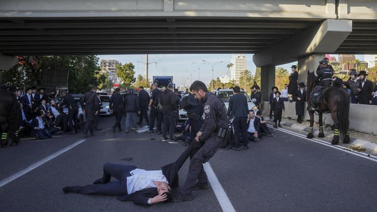 חרדים קיצוניים חוסמים את כביש 4 בעקבות מעצר של משתמט