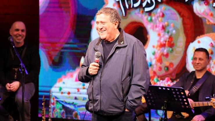 אם כל כך הרבה שנים אנחנו יחד, שפר עליי גורלי. יהורם גאון (צילום: איציק בירן) מתוך "מומולדת לגילה אלמגור"