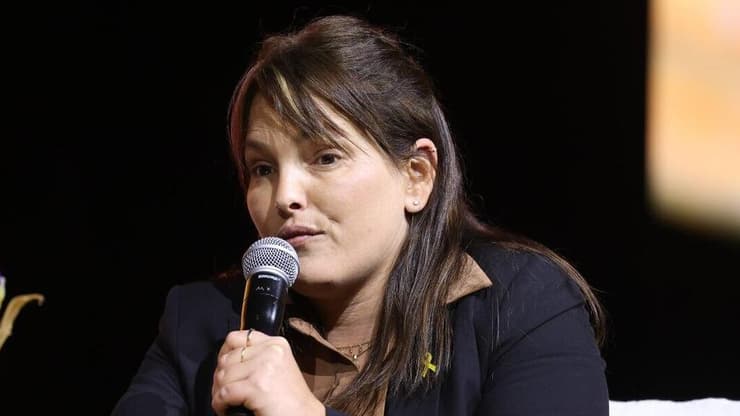 עמית סוסנה (צילום: עמית שאבי) עמית שאבי מדברת בערב צדקה והוקרה לנפגעי פעולות האיבה של ביטוח לאומי