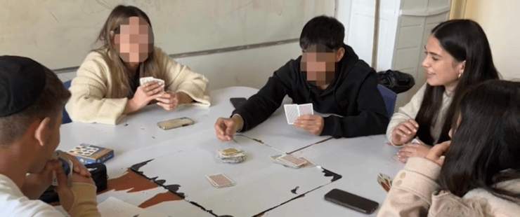 "השליחות שלנו היא לסייע להם במסע הזה". בת שירות מעמותת "עמינדב" בפעילות יחד עם בני הנוער המפונים מהצפון  