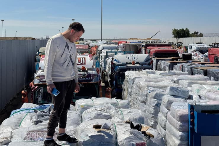 משאיות משאית סיוע תקועות ב מצרים ליד מעבר רפיח אחרי הפסקת הכנסת סיוע הומניטרי ל עזה
