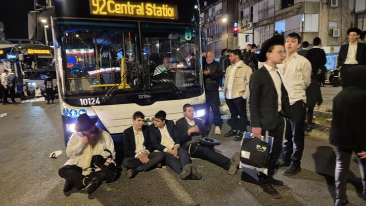 חרדים קיצוניים חוסמים את כביש 4 בעקבות מעצר של משתמט