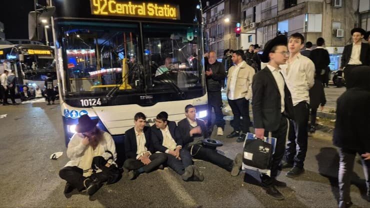 חרדים קיצוניים חוסמים את כביש 4 בעקבות מעצר של משתמט