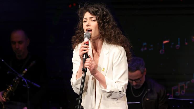 רוני דלומי מבצעת את "תן" (צילום: איציק בירן) מתוך "מומולדת לגילה אלמגור"