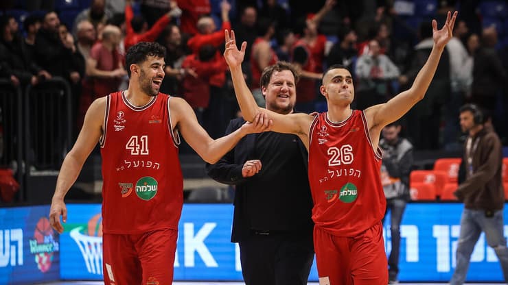 שחקן הפועל ת"א ים מדר עם תומר גינת