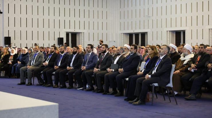 ועידת הדיאלוג הלאומי, עם הנשיא א-שרע במרכז. הכורדים לא הוזמנו - וביקרו בחריפות  