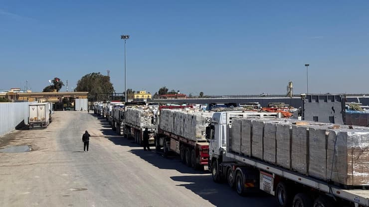 משאיות משאית סיוע תקועות ב מצרים ליד מעבר רפיח אחרי הפסקת הכנסת סיוע הומניטרי ל עזה