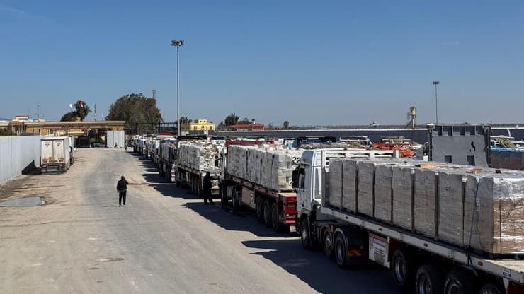משאיות משאית סיוע תקועות ב מצרים ליד מעבר רפיח אחרי הפסקת הכנסת סיוע הומניטרי ל עזה