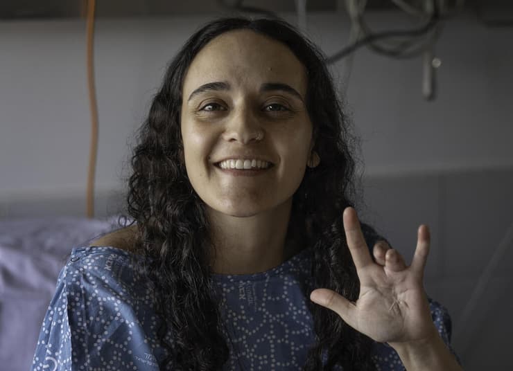 אמילי דמארי לפני כניסתה לניתוח ביד בבית חולים שיבא תל השומר