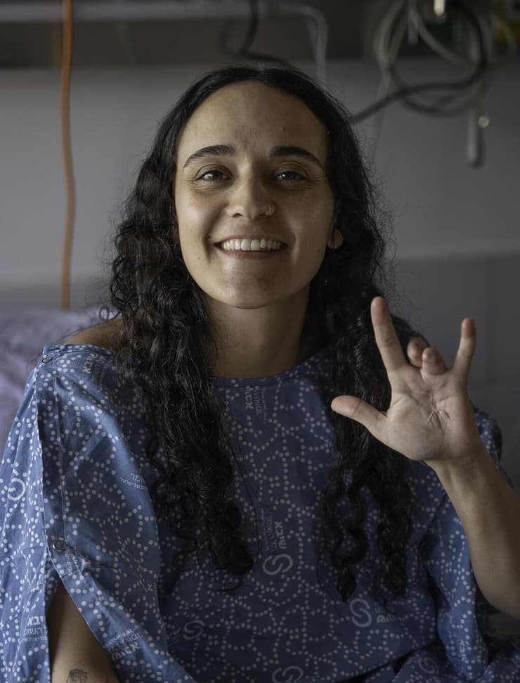 אמילי דמארי לפני כניסתה לניתוח ביד בבית חולים שיבא תל השומר