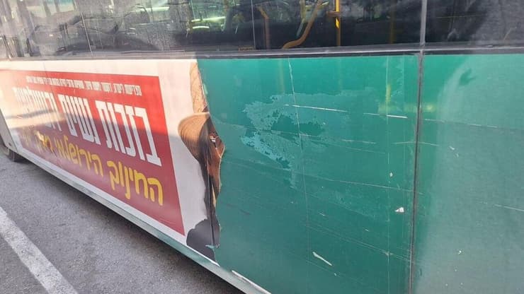 שלט שהושחת על אוטובוס בירושלים (צילום: חברת כנען - מדיה בתנועה) השחתת תמונות של אימהות שכולות בירושלים