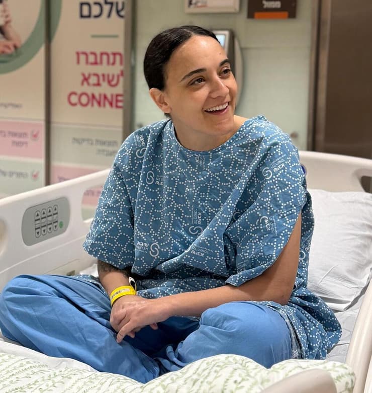 אמילי דמארי לפני כניסתה לניתוח ביד בבית חולים שיבא תל השומר
