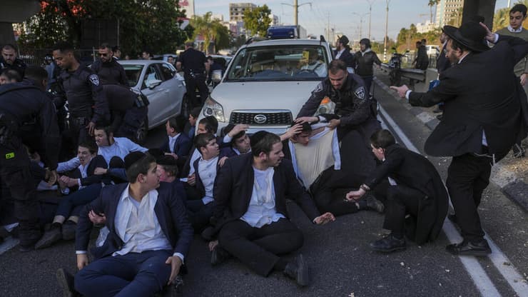 החרדים טוענים: "צדים תלמידי ישיבות, נפסיק את שיתוף הפעולה" (צילום: AP Photo/Ohad Zwigenberg) חרדים קיצוניים חוסמים את כביש 4 בעקבות מעצר של משתמט