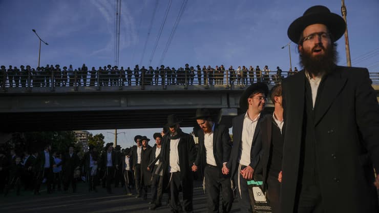 חרדים קיצוניים חוסמים את כביש 4 בעקבות מעצר של משתמט