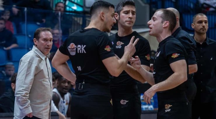 צוות השיפוט, ברקע אלדד אקוניס