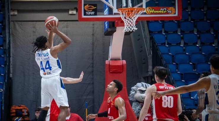 אלייז'ה סטיוארט זורק לסל